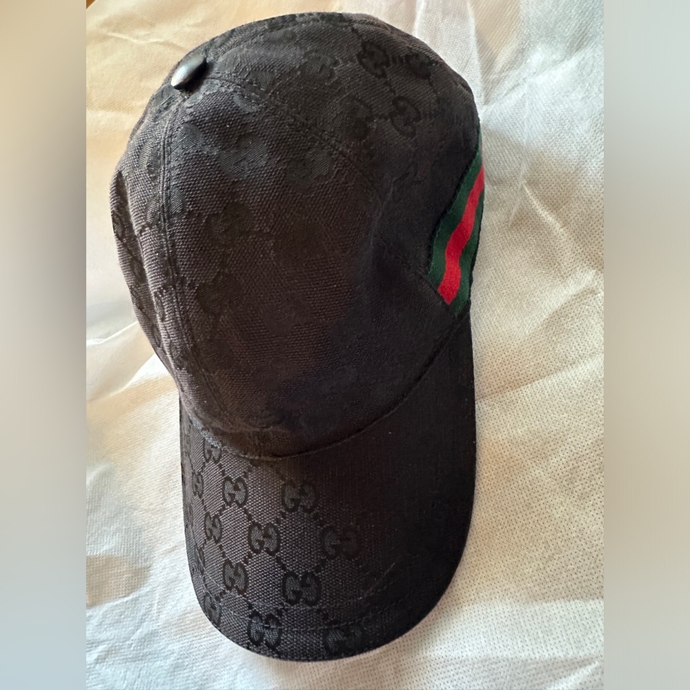 Authentic Gucci GG canvas hat with green/red stripe. Size M. Great condition
